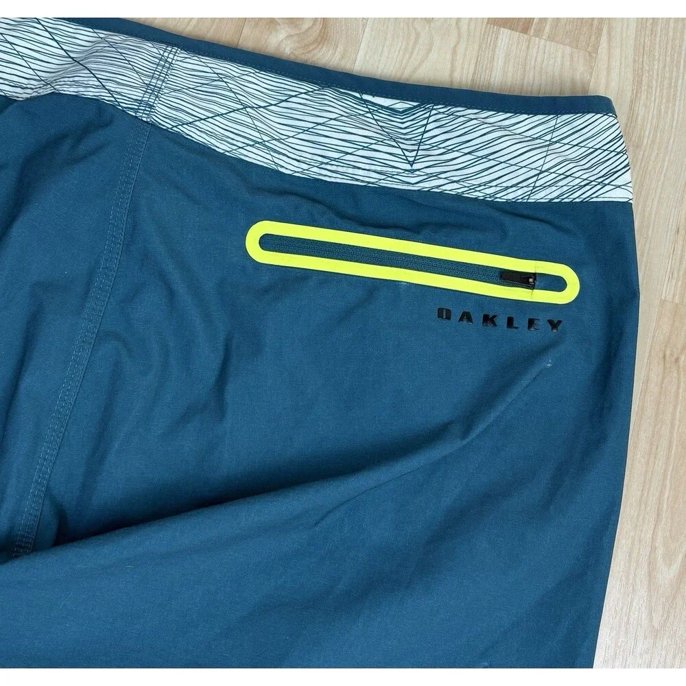 Mens Oakley Graphic Board Shorts / Swim Trunks / Size 38 / Y2K
